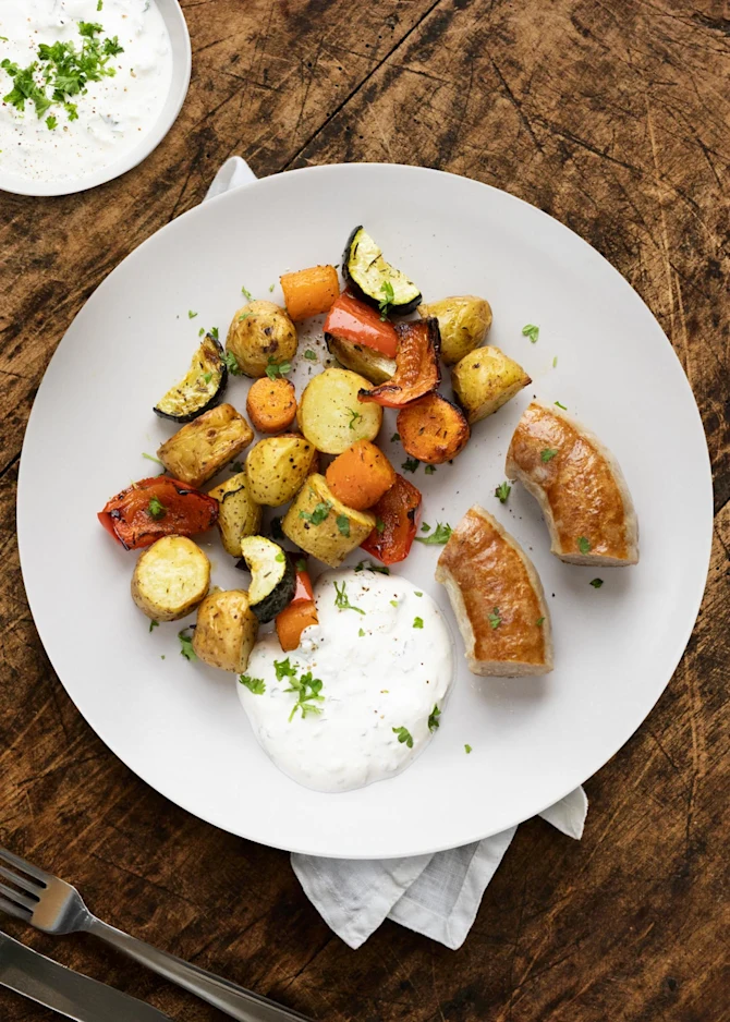 Medister med ovnbagte aspargeskartofler og grøntsager. Hertil fetadressing