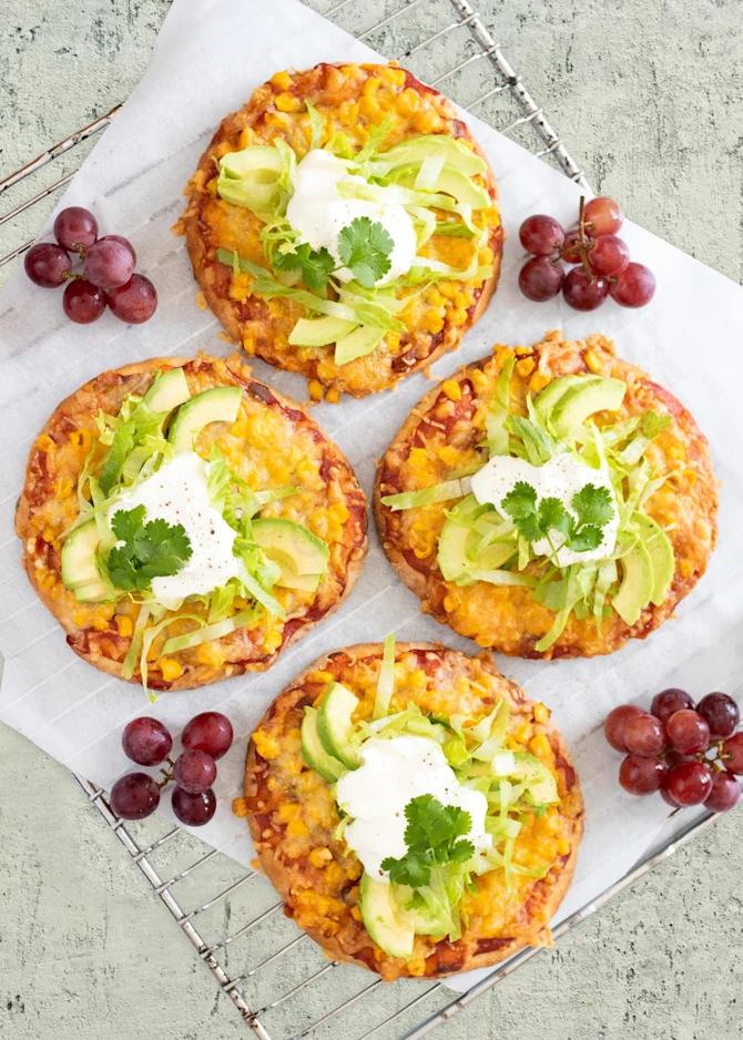 Mini-pizzaer med mexicansk-inspireret topping. Hertil vindruer