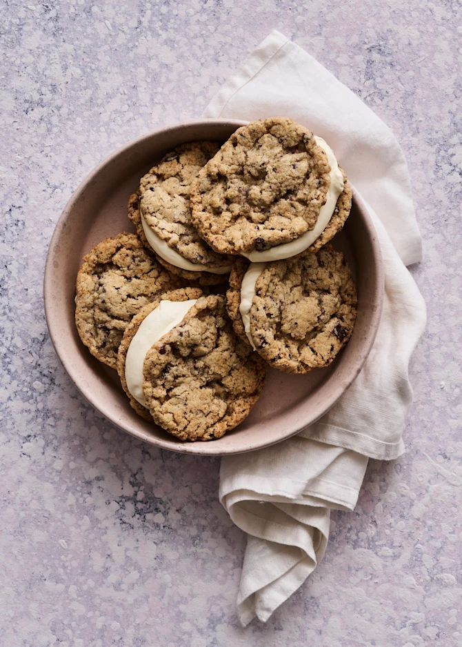 Glutenfri og veganske cookies med saltkaramel is