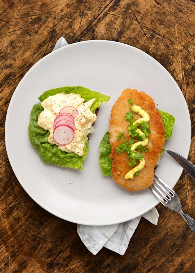 Håndmadder med fiskefilet og æggesalat. Hertil jordbærspyd