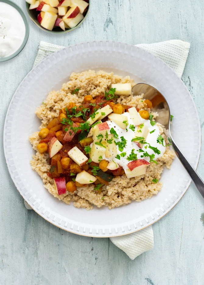 Couscous med krydret tomatsauce og kikærter
