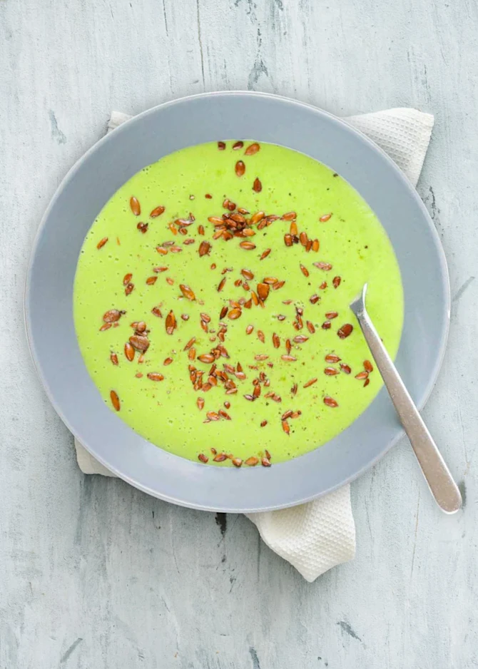 Ærtesuppe med saltristede kerner. Hertil sprøde rugbrødsstave