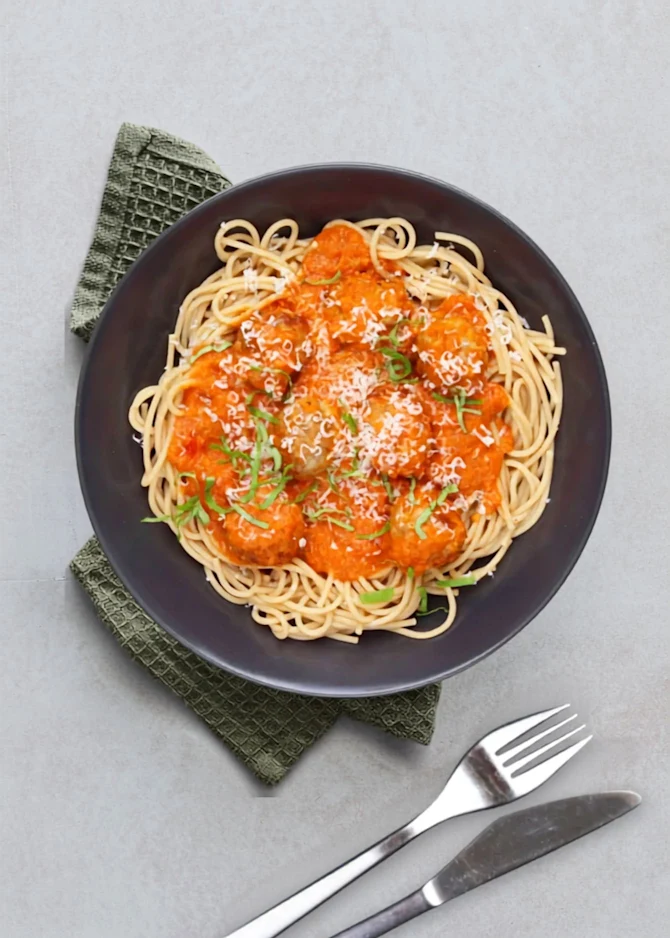 Pasta med tomatsovs og ovnbagte kødboller
