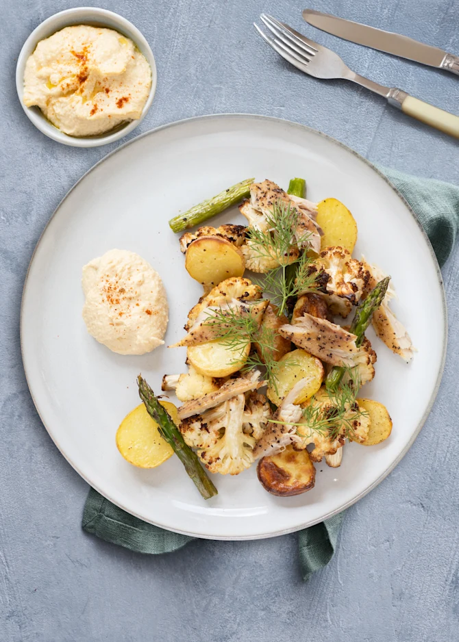 Røget makrel med ovnbagte kartofler, blomkål og asparges. Hertil hummus