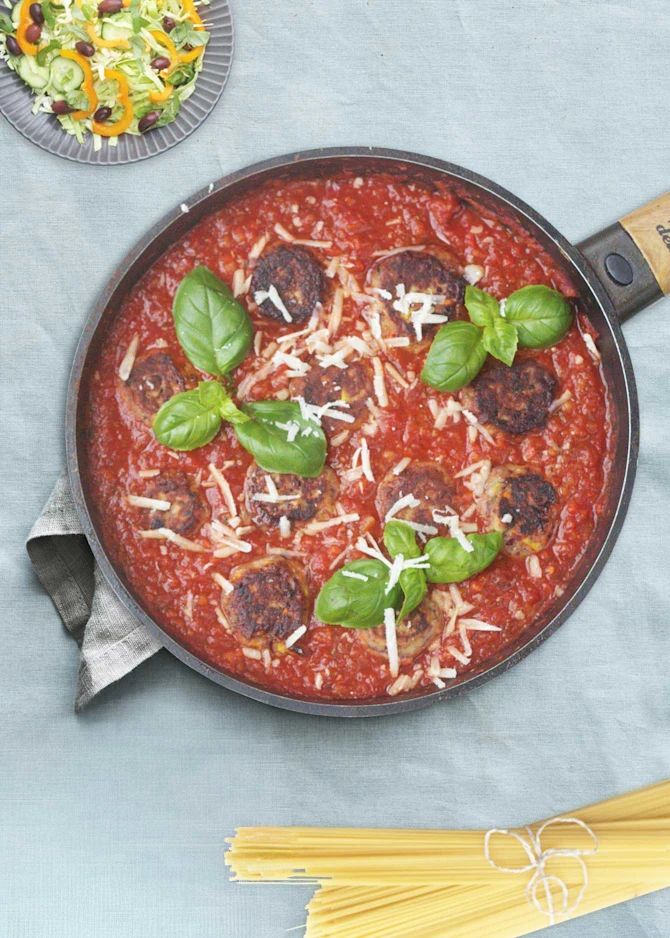 Spaghetti med tomatsauce, vegetariske deller og sprød salat