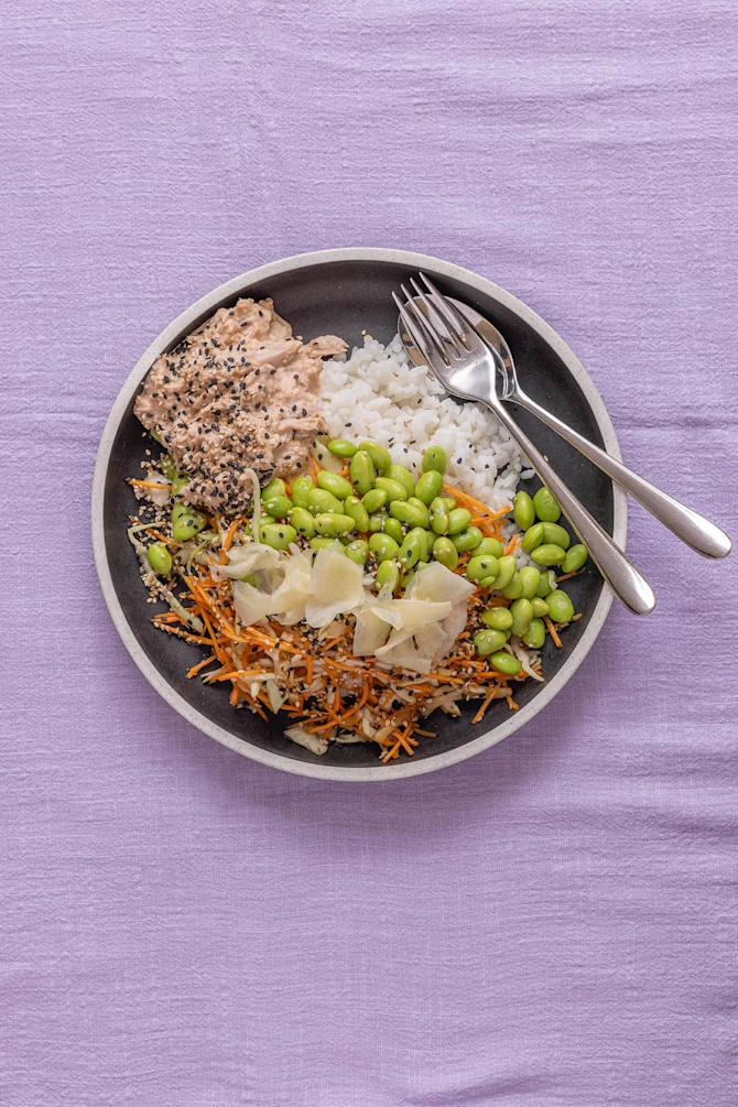 Poke bowl med tun og rødløg