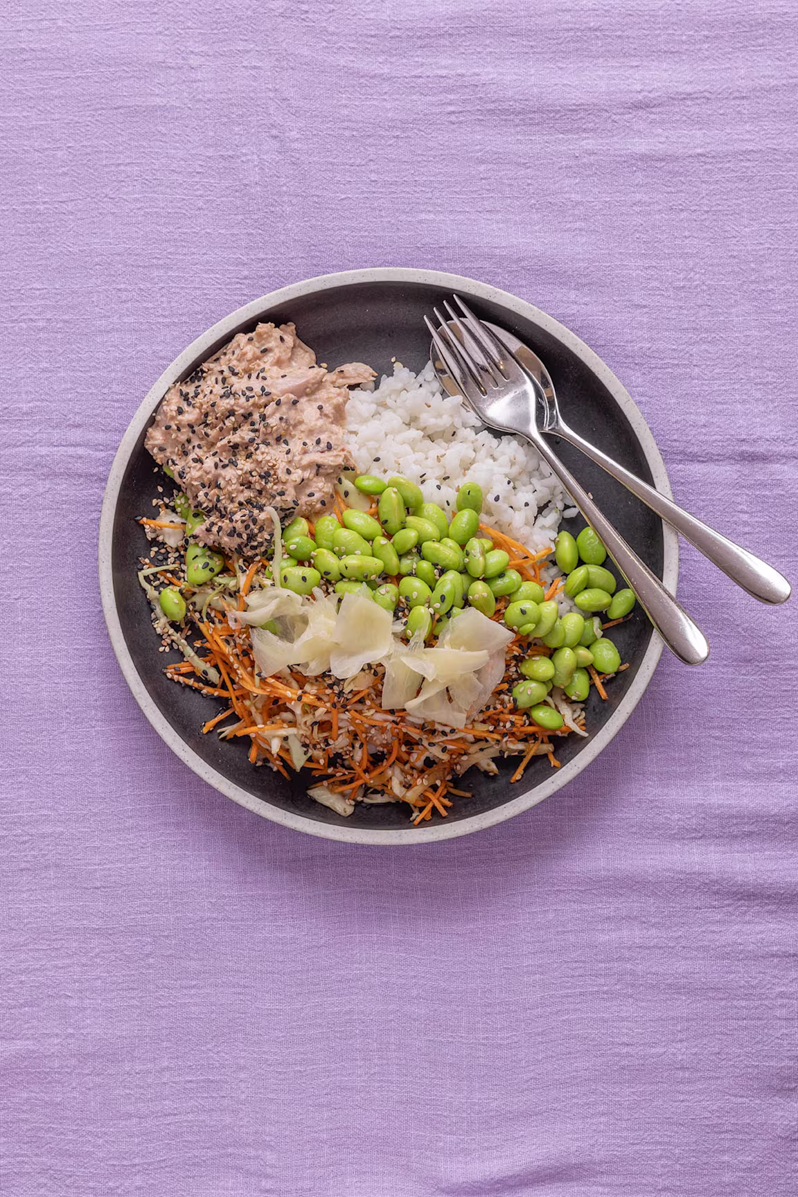 Poke bowl med tun og rødløg