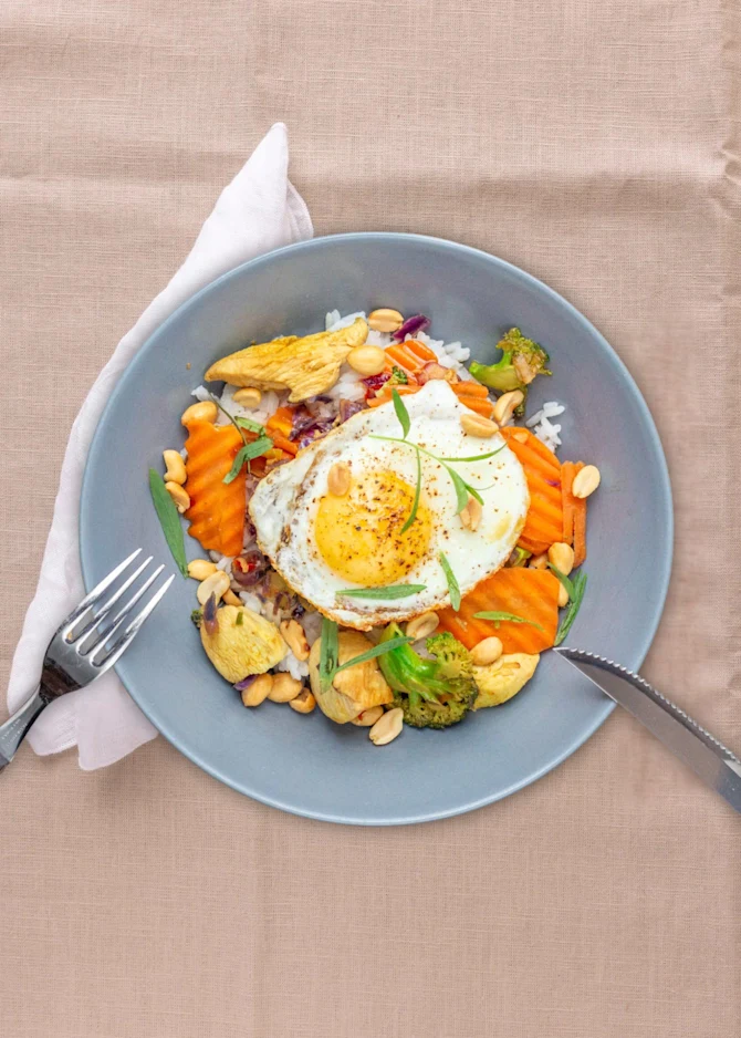 Wok med kylling, ris, spejlæg og peanuts