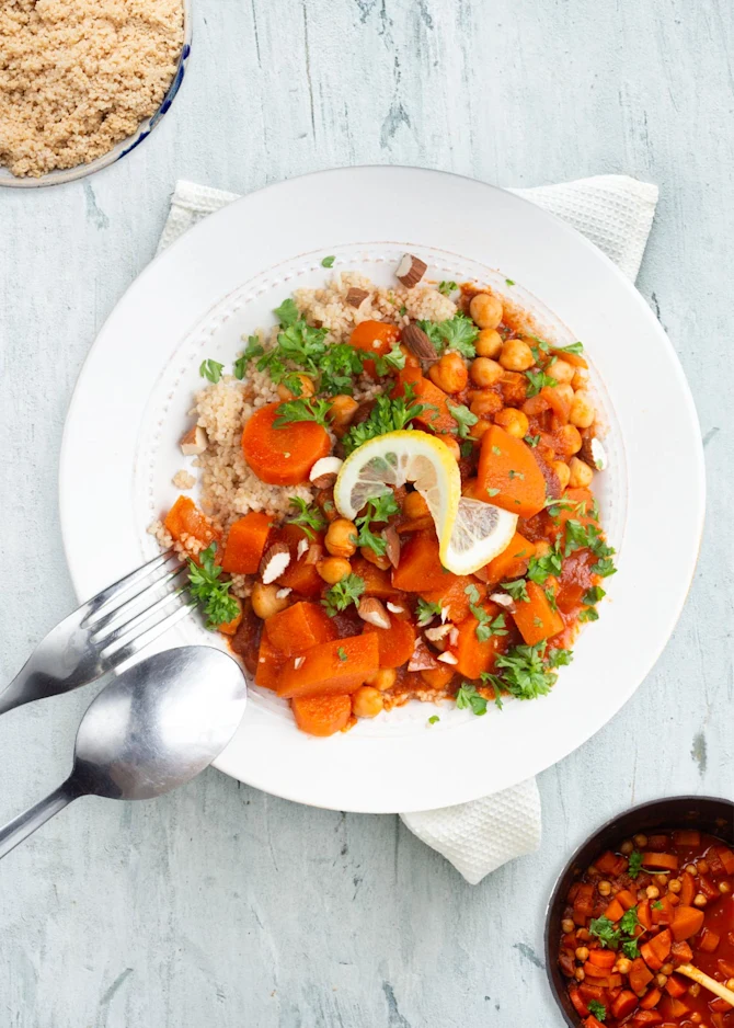 Tunesisk-inspireret gryderet med søde kartofler. Hertil couscous