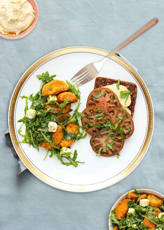Sød kartoffelsalat med pesto og ristet rugbrød med humus og tomat