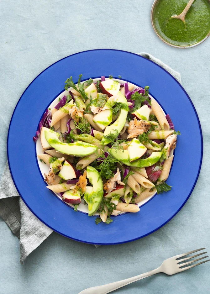 Pastasalat med varmrøget laks, avocado og dildolie