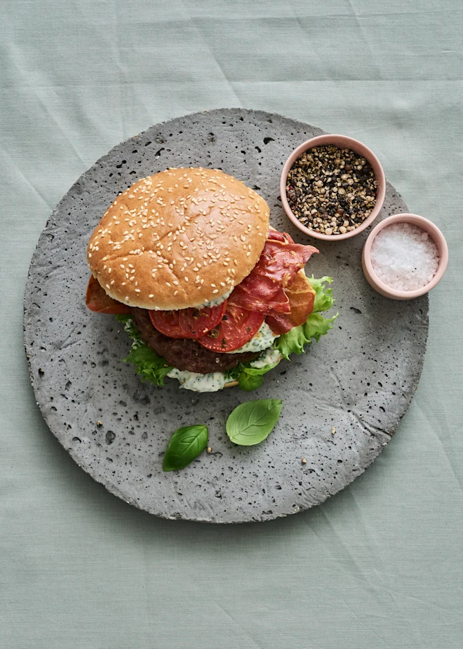 Burger med basilikum og tørret skinke