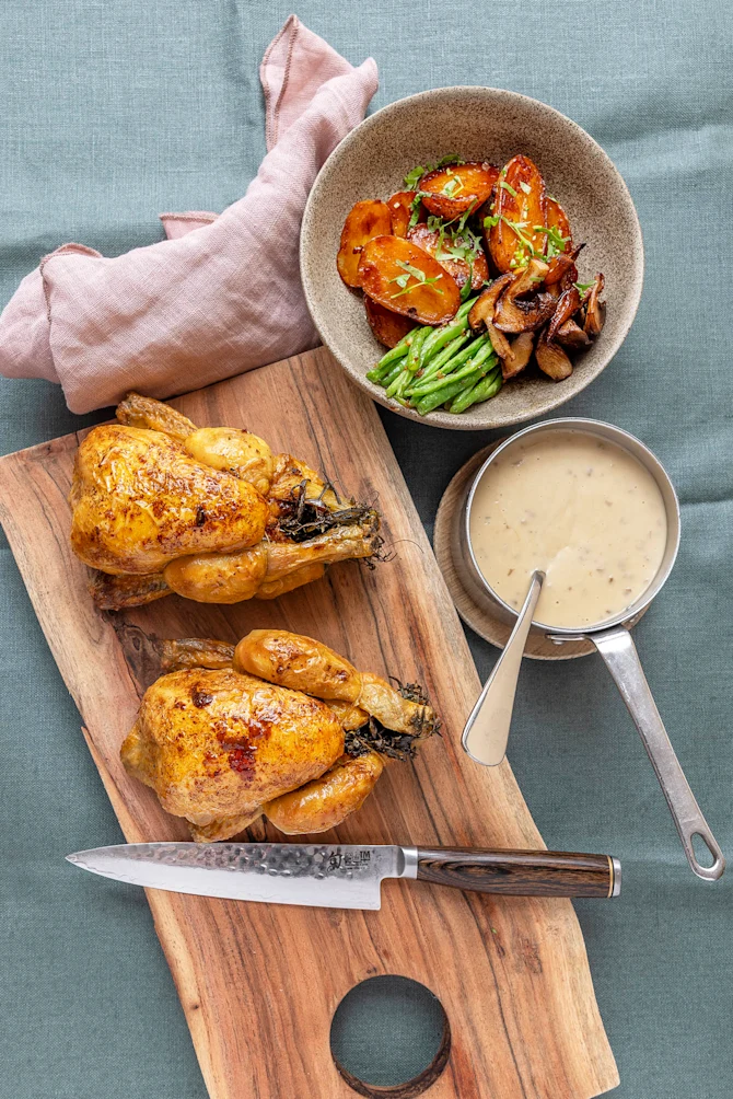 Helstegt poussin med bønner, pommes fondant og stegte svampe