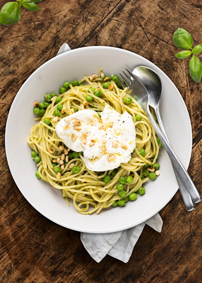 Pasta med grøn pesto og burrata