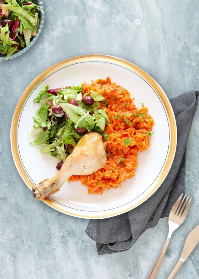 Kyllingelår med spanske ris og grøn salat