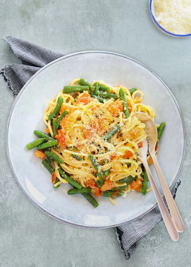 Lynhurtig pastaret med bønner og tomatsauce. Hertil revet ost