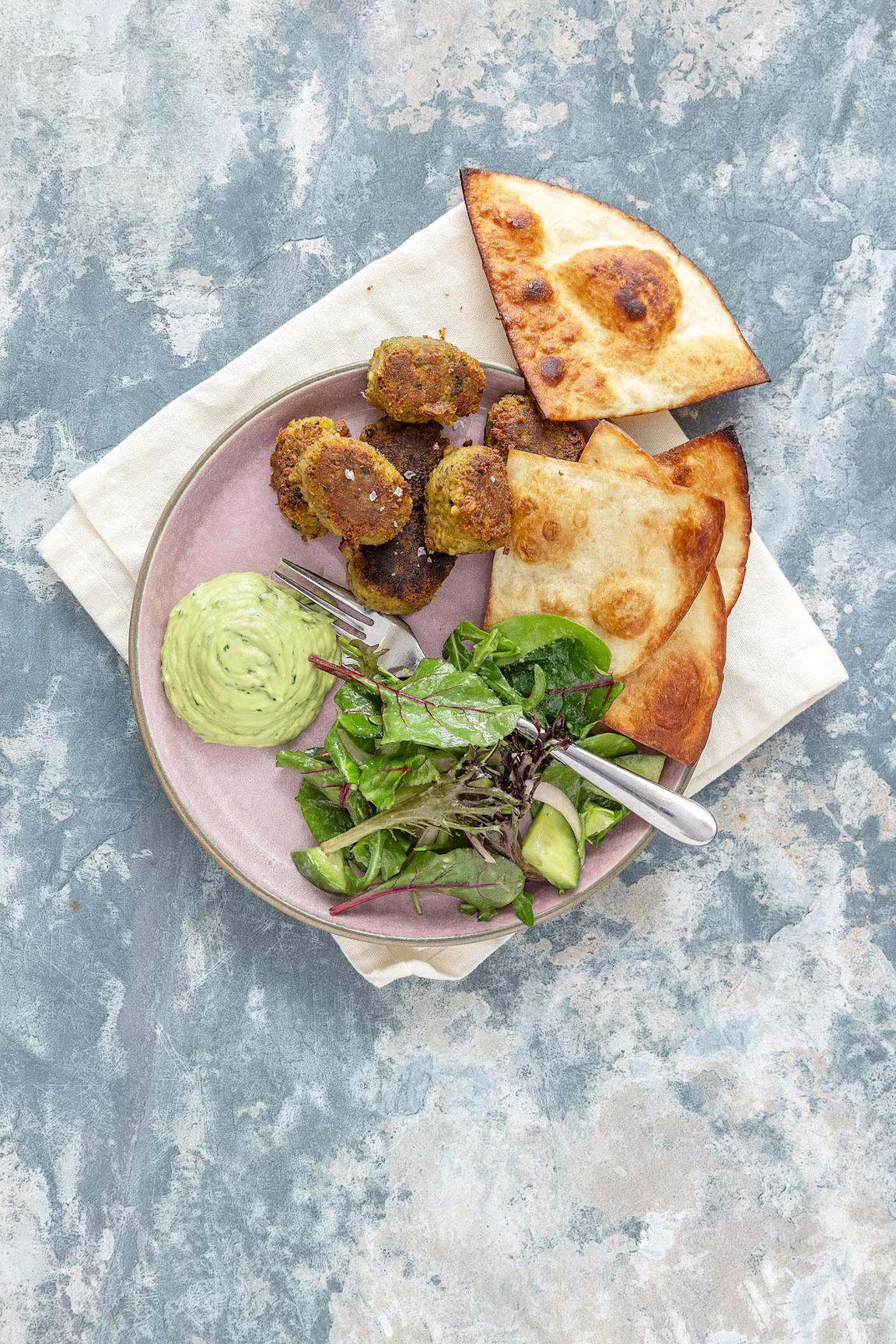 Falafler, avocadocreme og stegte tortillas