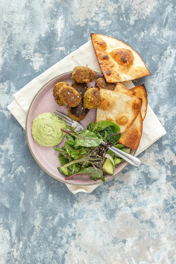 Falafler, avocadocreme og stegte tortillas