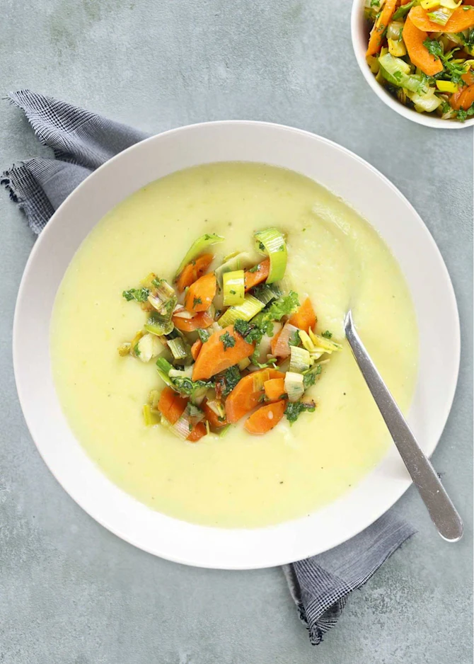 Kartoffel-porresuppe med grøntsagstopping