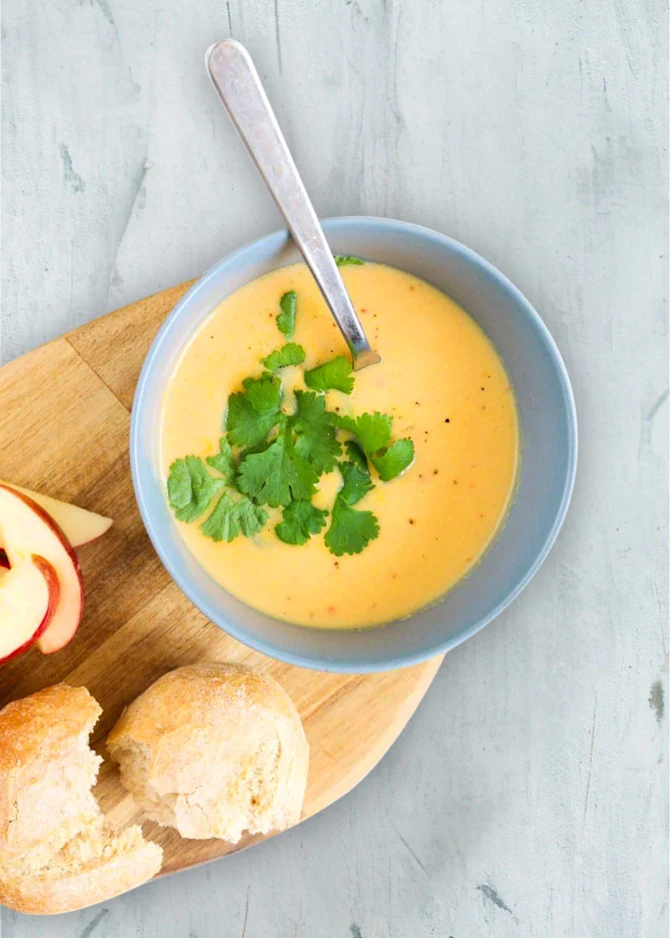 Spicy blomkålssuppe med rød karry og kokos. Hertil æblebåde og flutes