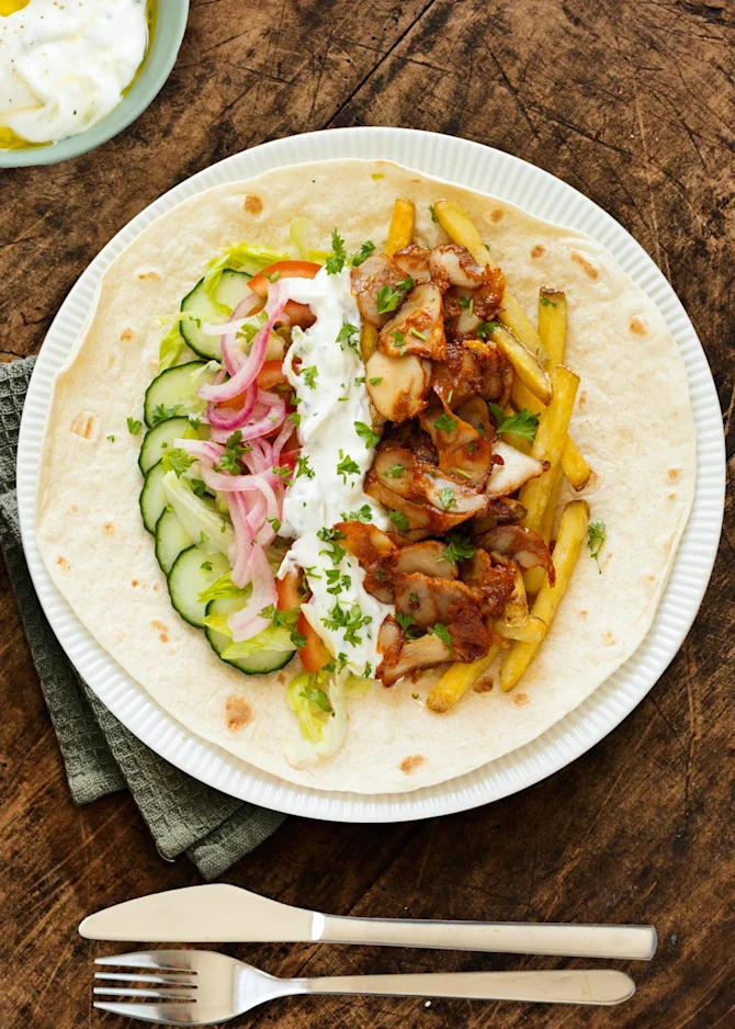 Fladbrød med kebab, fritter, hjemmesyltede rødløg og tzatziki