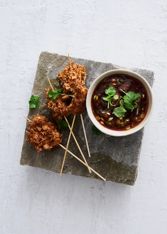 Cornflakes kylling på spyd med sweet chili dip