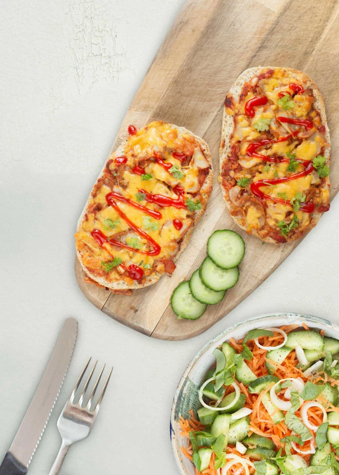 Kebabpizza med chilisauce. Hertil salat