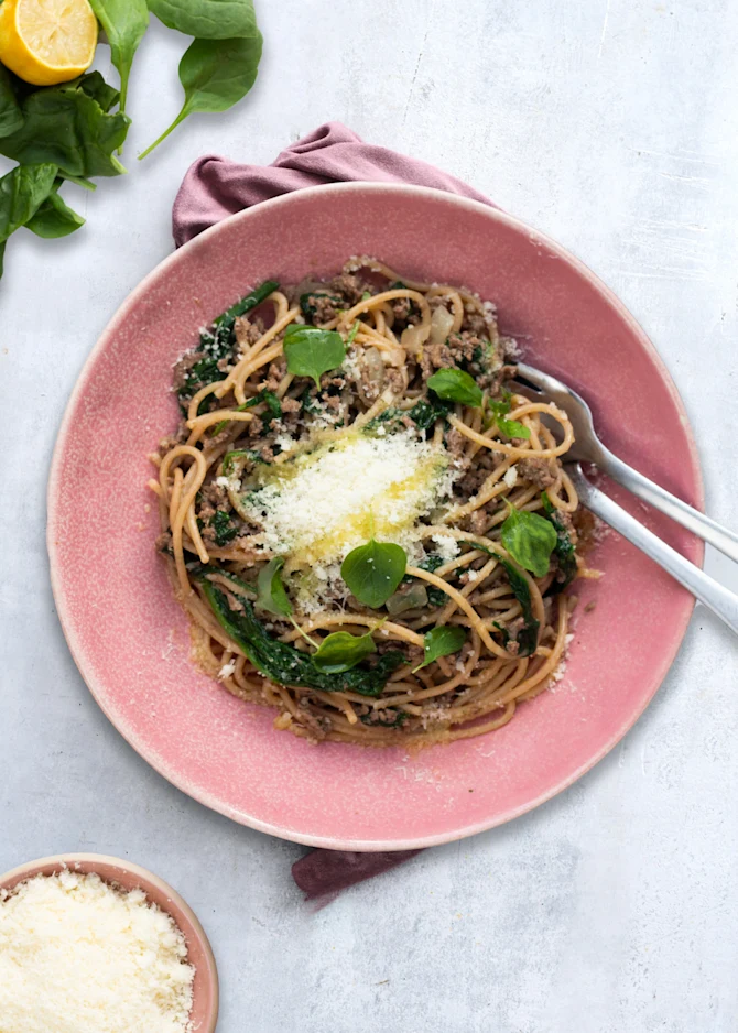 Spaghetti med hakket oksekød, spinat og citron