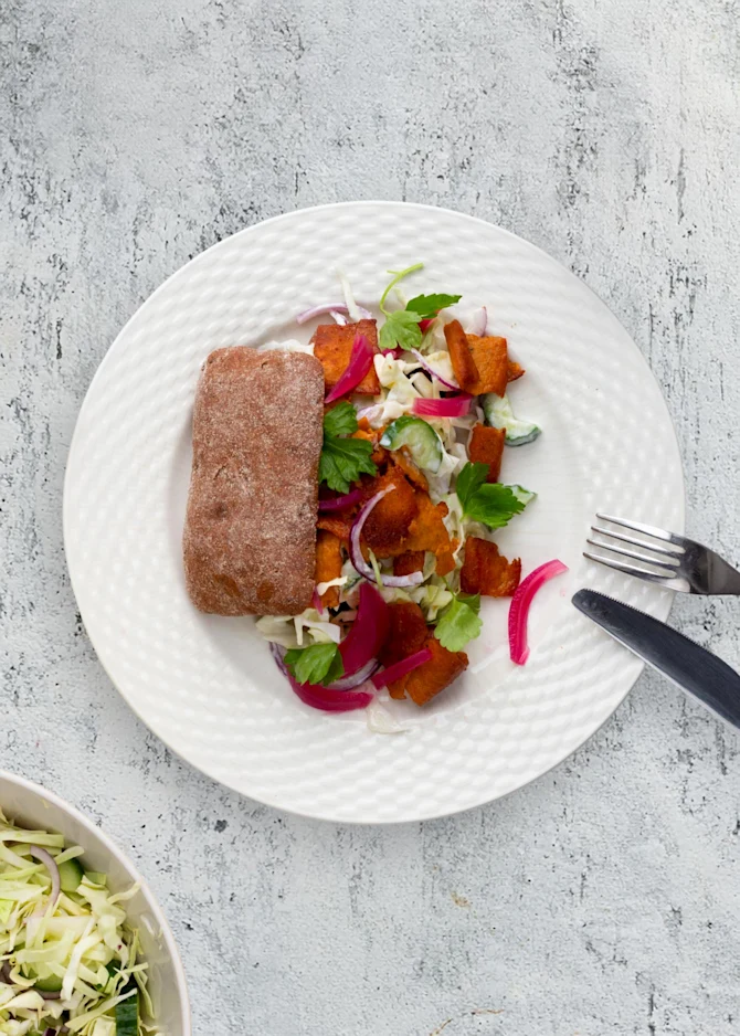 Sandwich med gyros, spidskål og agurk