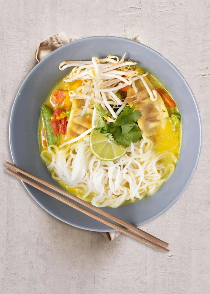 Karrysuppe med nudler og gyoza