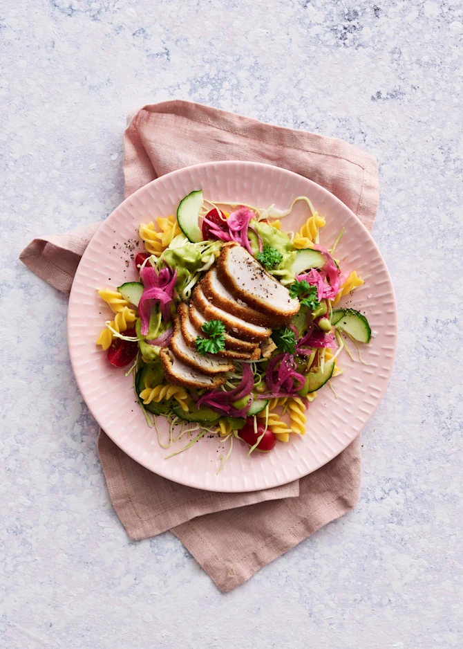 Glutenfri lun pastasalat med sprød kylling og avocadocreme