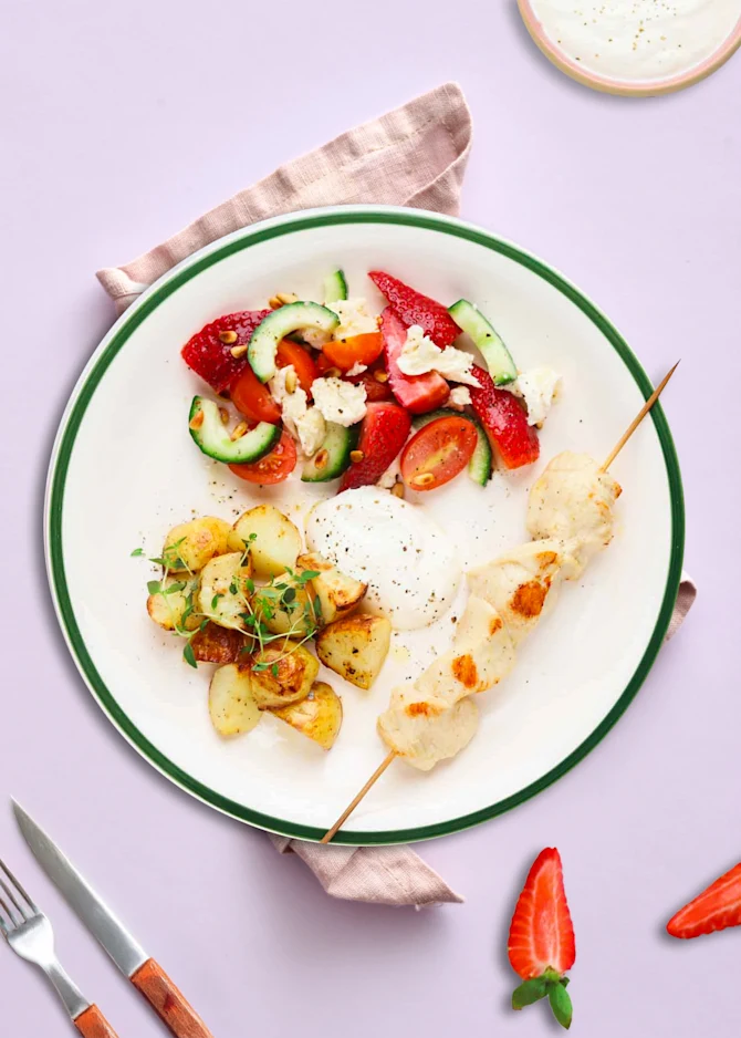 Kyllingespyd med ovnbagte kartofler og tomatsalat med jordbær