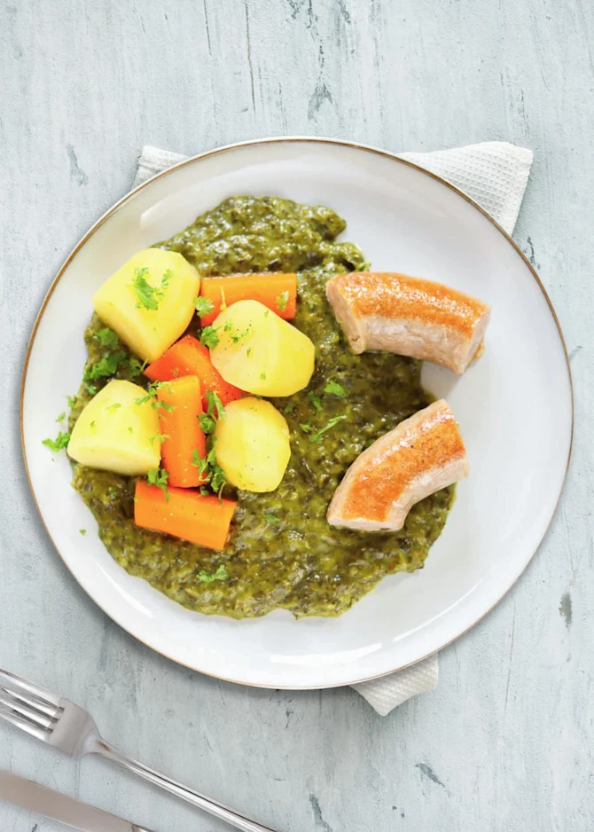 Stegt medister med kartofler og gulerødder. Hertil grønlangkål