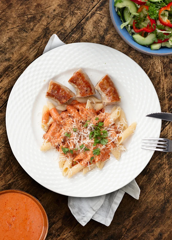 Medister med pasta i cremet tomatsauce og parmesanost