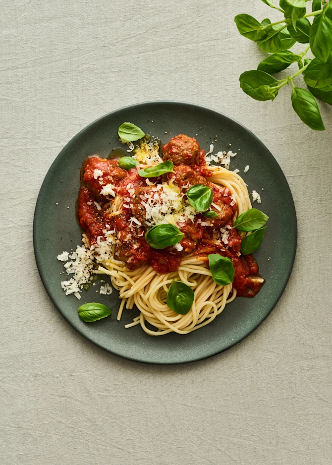 Oksekødboller i spicy tomatsauce