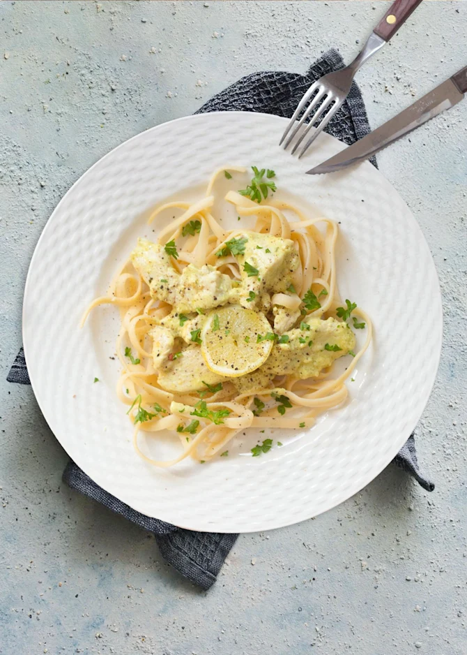 Pasta med kylling i cremet ostesauce. Hertil melon og foccacia