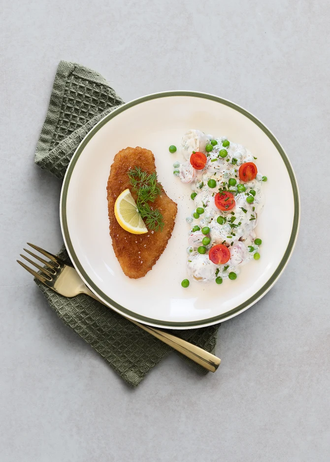 Fiskefilet med kartoffelsalat, creme fraiche og urter