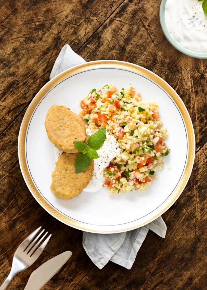 Kikærtedeller med tabouleh og myntedressing