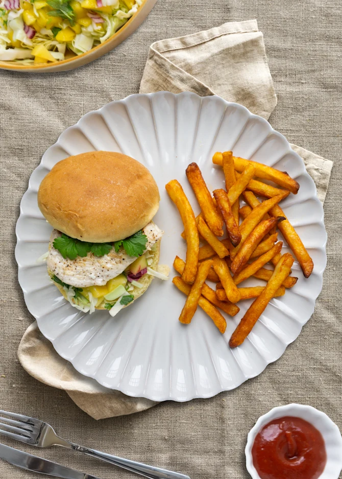 Orientalsk burger med kylling og mangoslaw. Hertil pommes frites