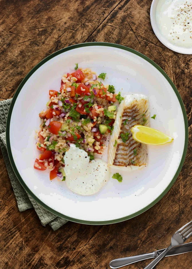 Mørksej med bulgursalat. Hertil sennepsdressing