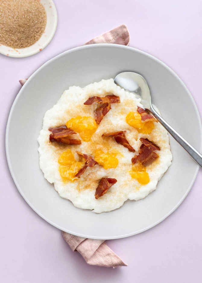 Risengrød med clementinkompot, bacon og kanelsukker
