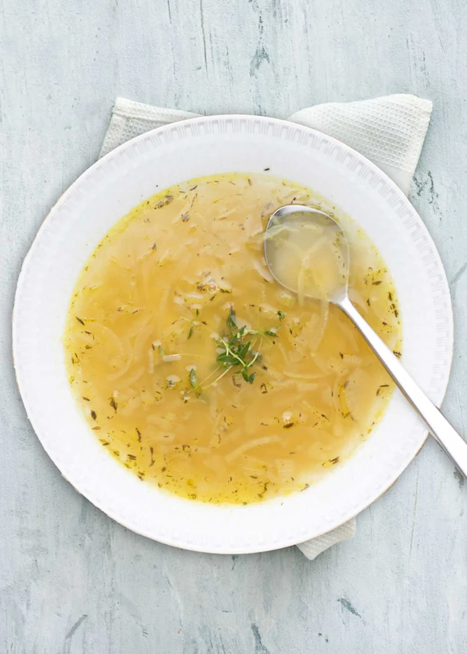 Løgsuppe med gratinerede brød