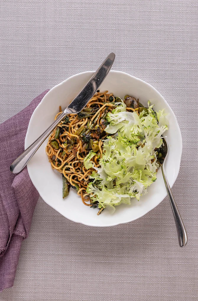 Stegte nudler med forårsblanding, broccoli & soya