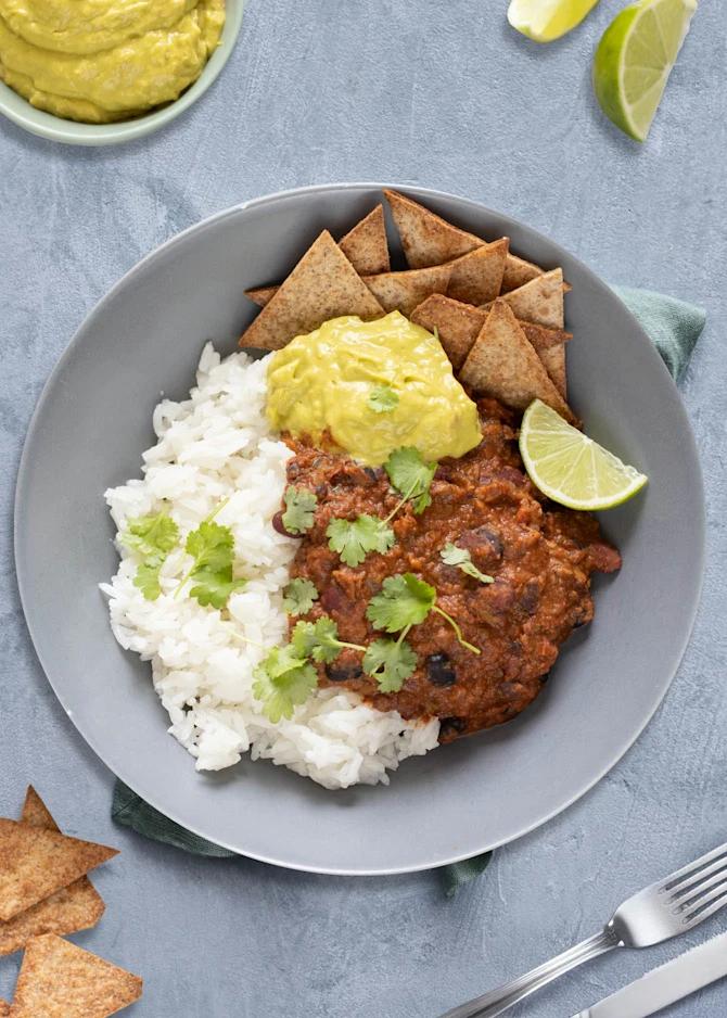 Chili sin carne med hjemmelavede tortillachips og ris. Hertil guacamole