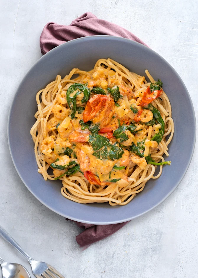 Cremet pasta med tomater og hvidløgsrejer