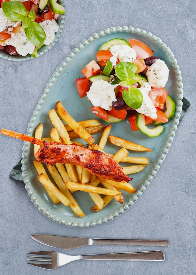 Kyllingespyd med fritter og lækker tomatsalat med oliven og burrata