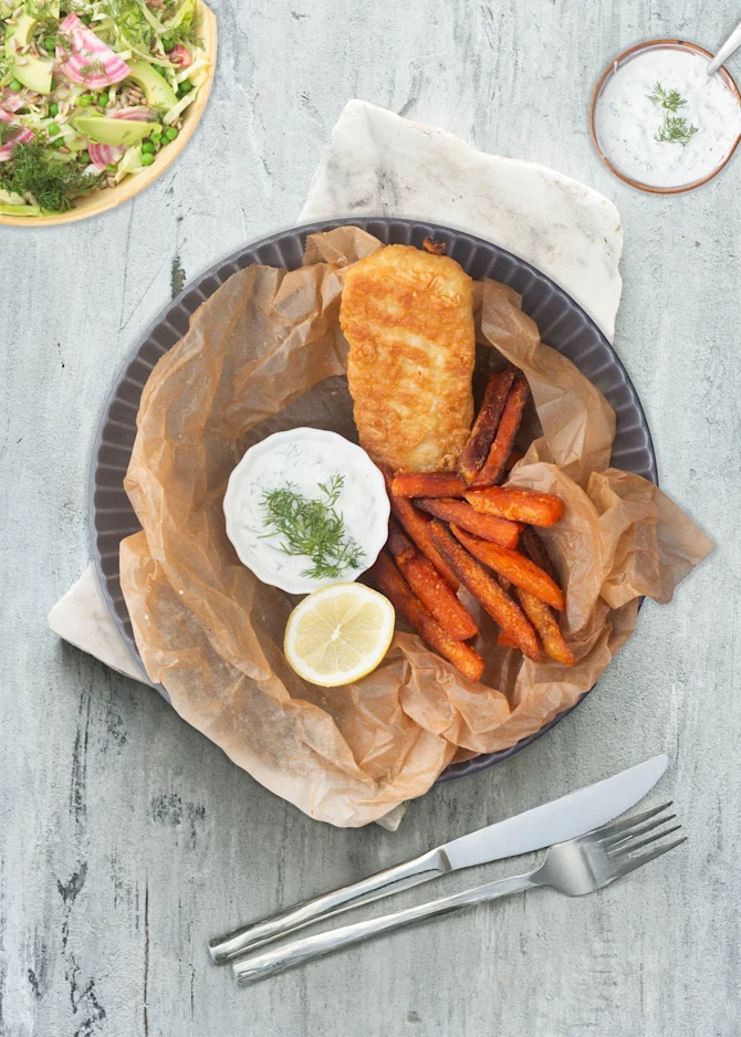 Fish and chips med tartarsauce og fyldig salat