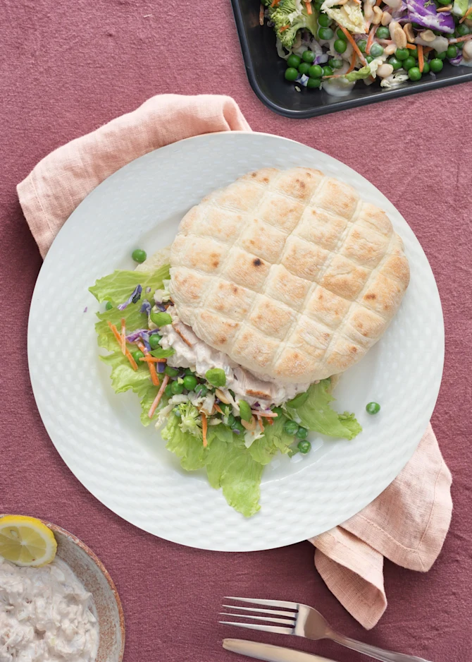 Grillede madbrød med cremet tunsalat, kål og rødder