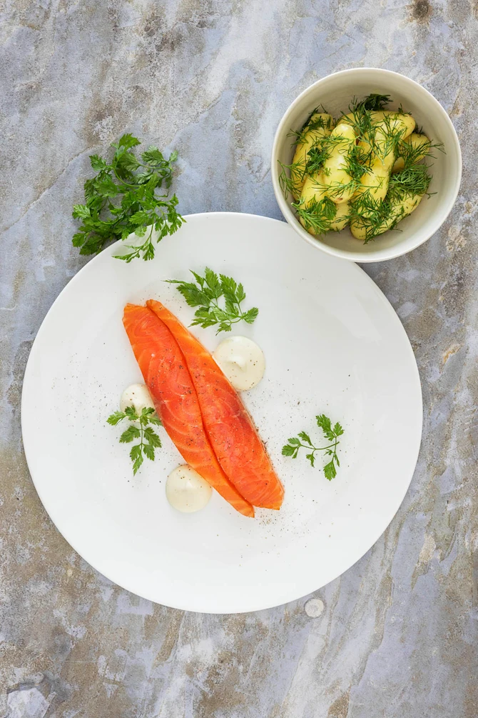 Røget laks med dildkartofler og creme fraiche