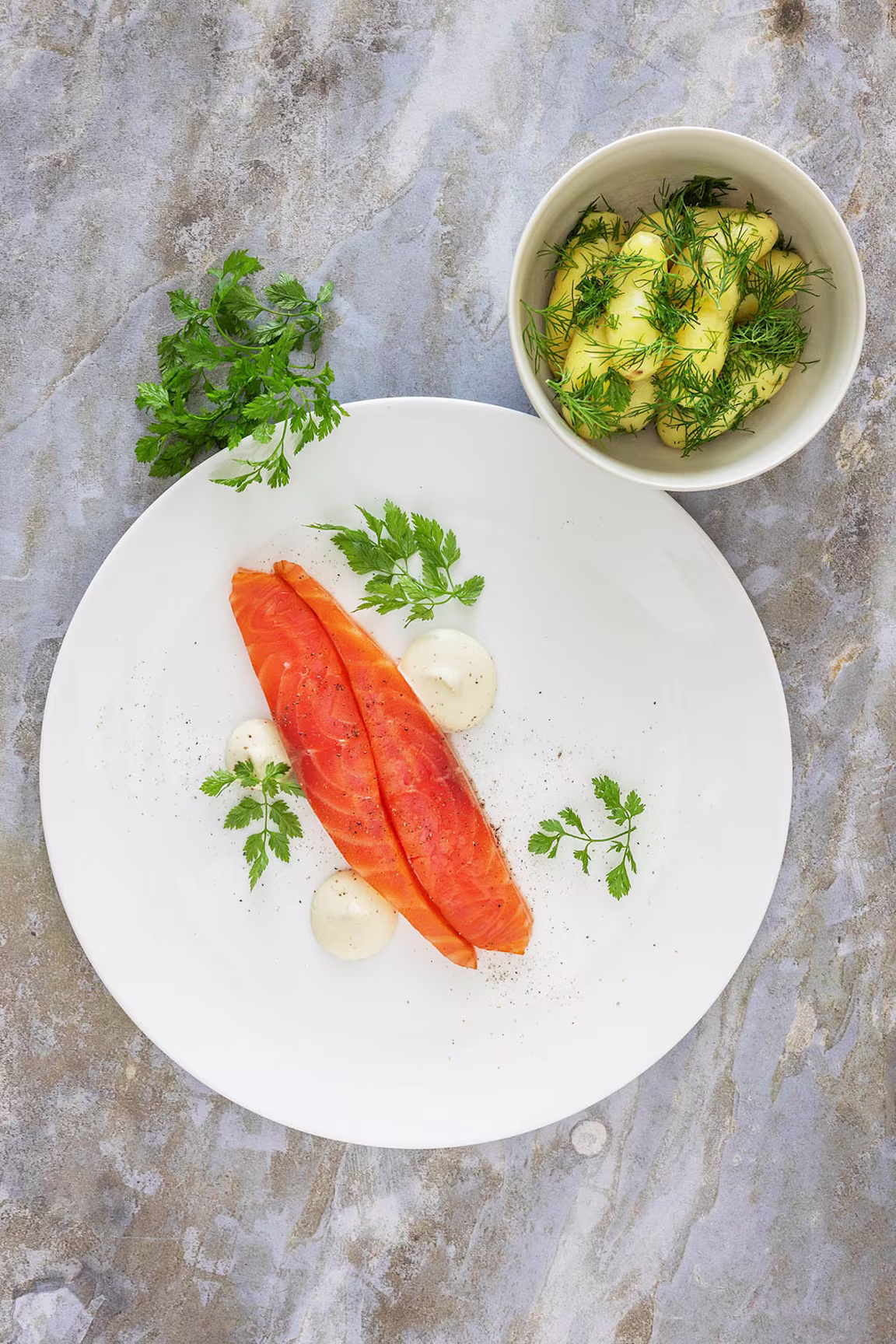 Røget laks med dildkartofler og creme fraiche